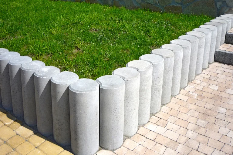 Betonové palisády v zahradě